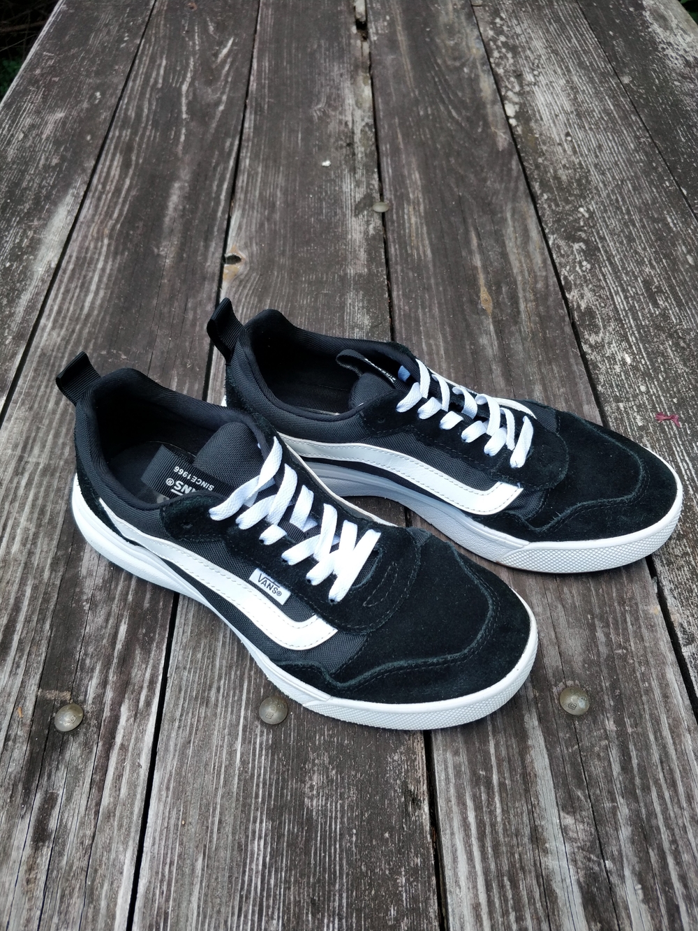 Ultrarange Evo Vans Women's Black & White Low-Top Size 9